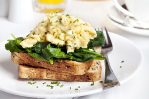 Tofu-Rührei auf Blattspinat und Vollkorntoast