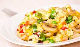 Tofu-Rührei mit Champignons, Paprika, Erbsen und Mais