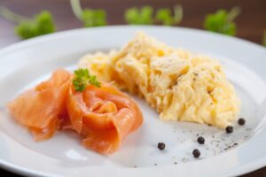 Rührei mit Lachs und Gurkenstreifen