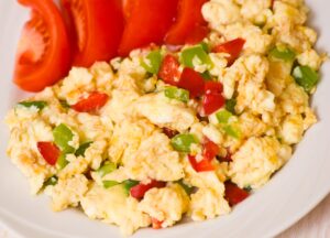 Rührei mit Paprika und Tomaten