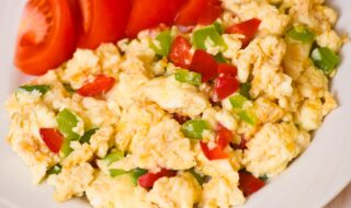 Tofu-Rührei mit Paprika und Tomaten