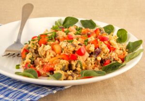 Veganes Rührei mit Paprika, Zwiebel und Tomate