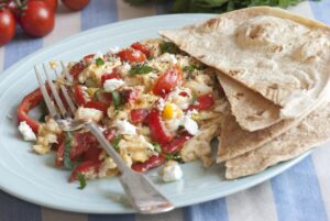 Rührei mit Tomaten, Feta und Tortilla