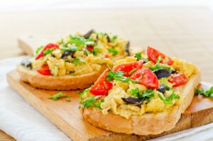 Rührei mit Tomaten und Oliven auf Ciabatta