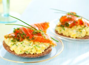 Rührei mit Brötchen und Lachs