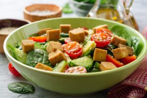 Salat mit Räuchertofu