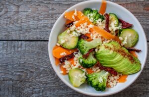 Salat Bowl mit Couscous, Avocado und Brokkoli