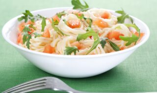 Spaghetti-Salat mit Rucola, Paprika und Parmezzano