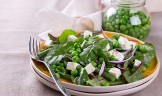 Erbsensalat mit Bohnen und veganem Feta