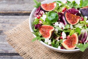 Salat mit Feigen, Feta und Granatapfelkernen