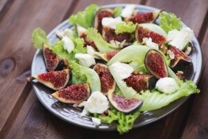 Feigensalat mit veganem Feta und Walnüssen