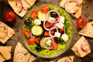 Veganer Feta-Gurkensalat mit Zitronen-Senf Dressing