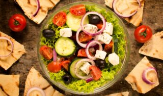 Feta-Gurkensalat mit Zitronen-Senf Dressing