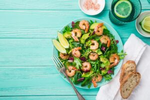 Salat mit Garnelen, Limette und Avocado