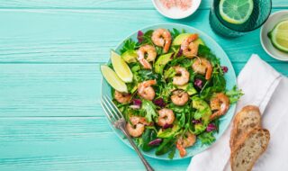 Salat mit Garnelen, Limette und Avocado