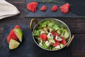 Grapefruitsalat mit Avocado und veganem Feta