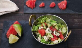 Grapefruitsalat mit Avocado und veganem Feta