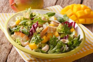 Hähnchen-Mango-Salat mit Cashewkernen