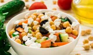 Salat mit Kichererbsen, Gurke, Möhren und Feta