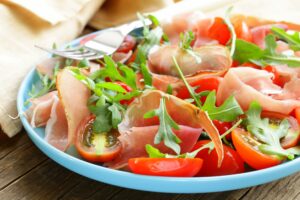 Parmaschinkensalat mit Tomaten und Rucola