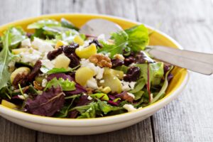 Salat mit Rhabarber, Feta, Rosinen und Walnüssen