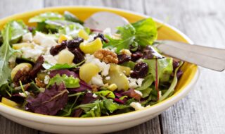 Salat mit Rhabarber, Feta, Rosinen und Walnüssen