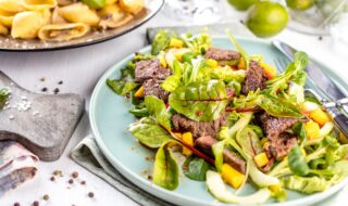 Rinderstreifen-Salat mit Mango und Ziegenfrischkäse-Dressing