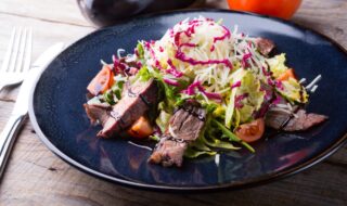 Salat mit Rinderfilet und rote-Bete-Dressing