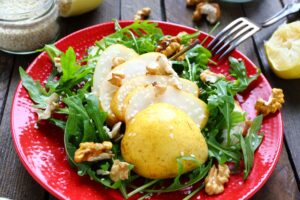 Salat mit Rucola, Birne, Walnüssen und Sesam