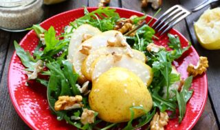 Salat mit Rucola, Birne, Walnüssen und Sesam