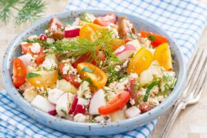 Tomatensalat mit veganem Feta und Honigmelone