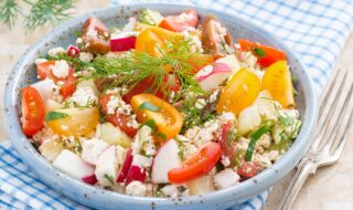 Tomatensalat mit veganem Feta und Honigmelone