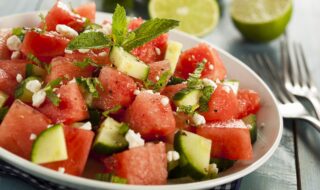 Salat mit Wassermelone, Gurke, veganem Feta und Minze