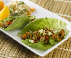 Salatröllchen mit Hackfleisch und Gurke