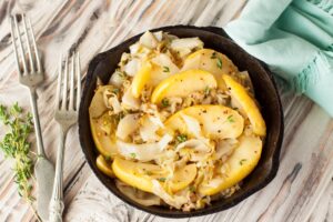 Sauerkraut mit Apfel auf Kartoffeln