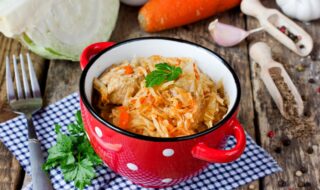 Sauerkraut mit Fleisch, Möhren und Paprika