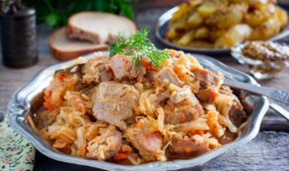 Sauerkraut mit Fleisch und Bratkartoffeln