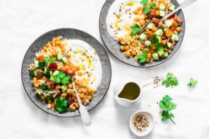 Scharfer Couscous mit Tomatensalat und Leinsamen-Joghurt