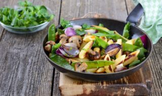 Schupfnudeln mit Zuckerschoten, Champignons und Zwiebeln