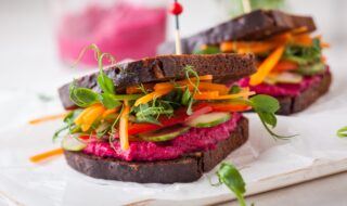 Schwarzbrot-Sandwich mit rote Bete-Creme und Gemüse