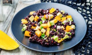 Schwarzer Reissalat mit Mango und Avocado