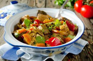 Schweinefleisch mit Aubergine, Möhren, Tomaten und Paprika