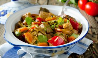 Schweinefleisch mit Auberginen, Möhren, Tomaten und Paprika