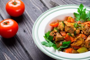 Schweinegeschnetzeltes mit Paprika, Tomate und Möhren