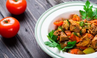 Schweinegeschnetzeltes mit Paprika, Tomate und Möhren