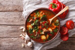 Schweinegulasch mit Kartoffeln, Tomaten und Champignons