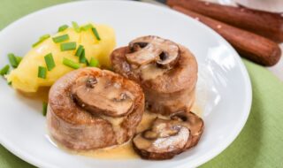 Schweinemedaillons mit Kartoffelbrei und Pilz-Sahne-Sauce