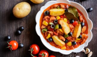 Schweineragout mit Paprika, Tomaten, Kartoffeln und Oliven