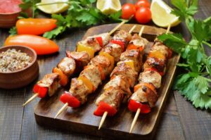 Schweinespieße mit Paprika und Tomatensalat