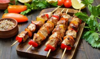 Schweinespieße mit Paprika und Tomatensalat